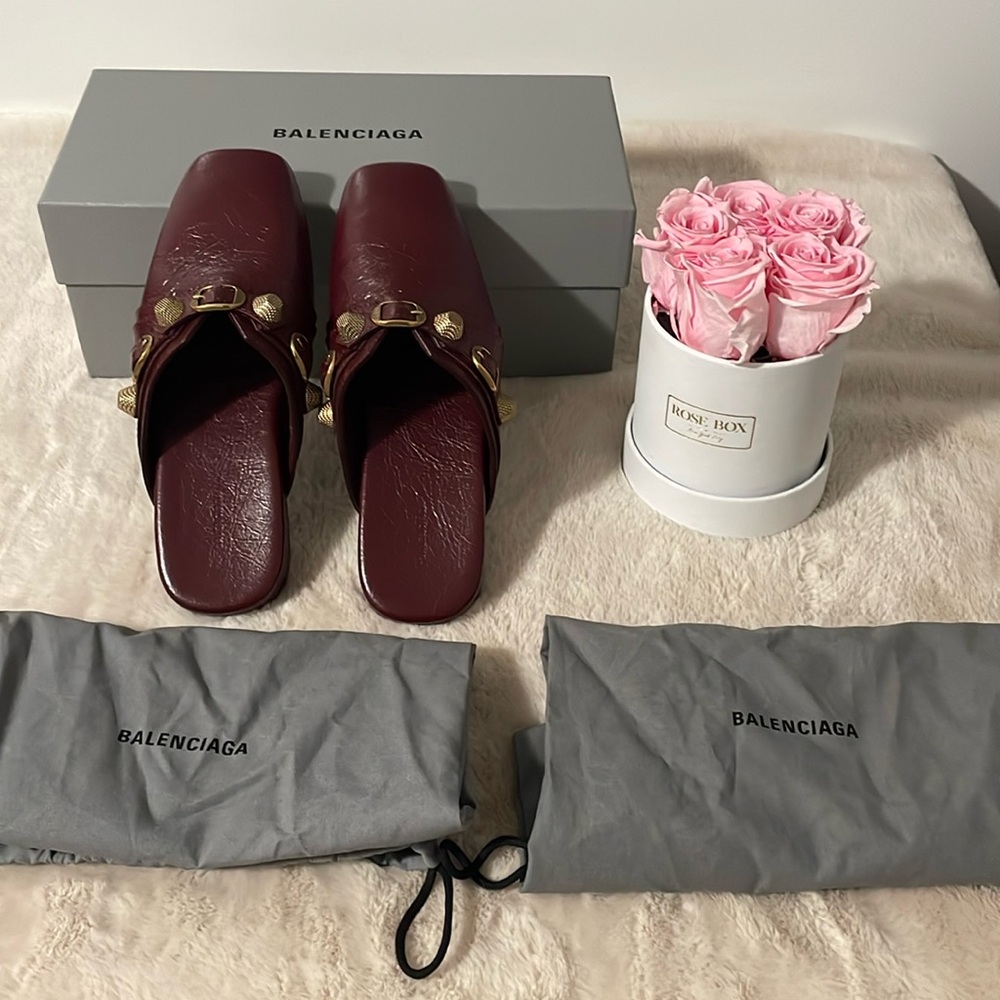 NWT Balenciaga Leather Slipper Mules with buckle and textured finish in burgundy